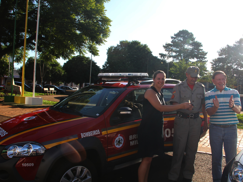 EXECUTIVO PARTICIPA DE ENTREGA DE CARROS PARA A BRIGADA MILITAR E BOMBEIROS